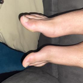 Anybody need some sexy feet? Would love someone to suck toes. Drop your Numbers if your horny - Rate My Wand